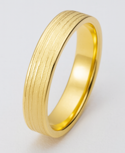 Men's wedding ring with delicate texture grooves in yellow gold