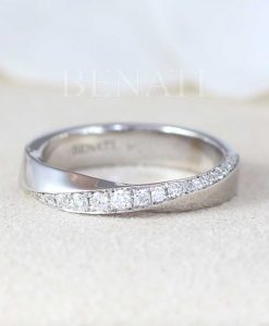 Diamond mobius ring