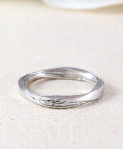 Mobius Wood Texture Wedding Band 2.7mm - Image 4