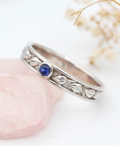 Nature inspired leaves ring with boarders and leaf pattern in the middle of the wedding ring