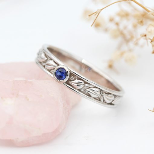 Nature inspired leaves ring with boarders and leaf pattern in the middle of the wedding ring