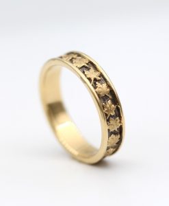 Maple Leaf Gold Wedding Band: Blackened Texture, Nature Inspired - Image 5