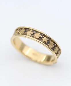 Maple Leaf Gold Wedding Band: Blackened Texture, Nature Inspired - Image 3